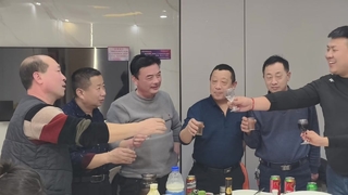 لیوان را بالا ببرید و به روح صنعتگر ادای احترام کنید، دست به دست هم دهید و با هم سفری جدید را آغاز کنید.